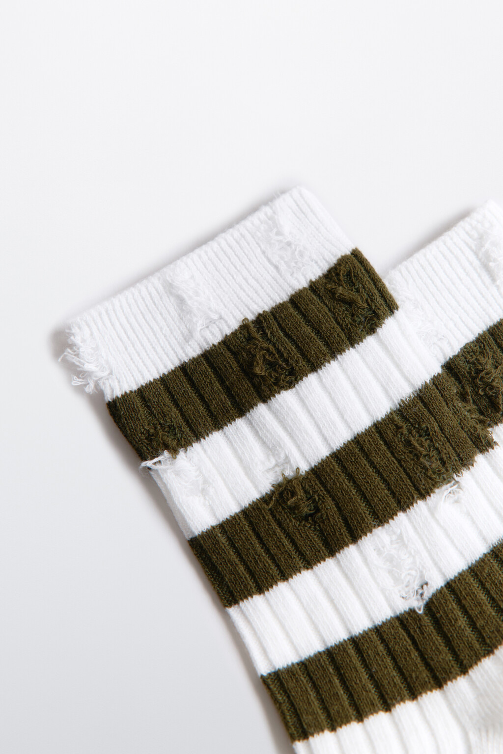 Носки высокие рваные в полоску - цвет зеленый - 2