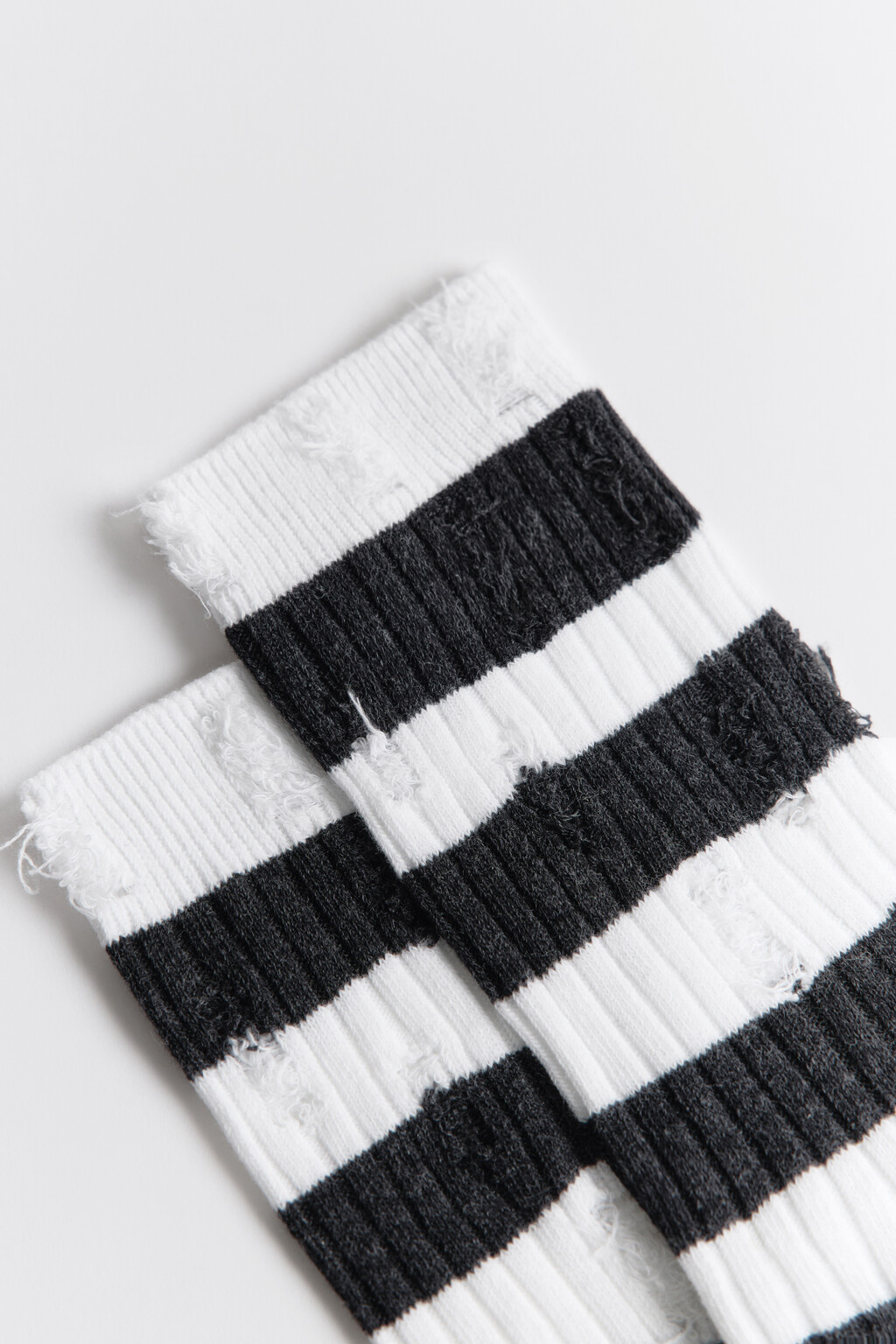 Носки высокие рваные в полоску - цвет серый - 2