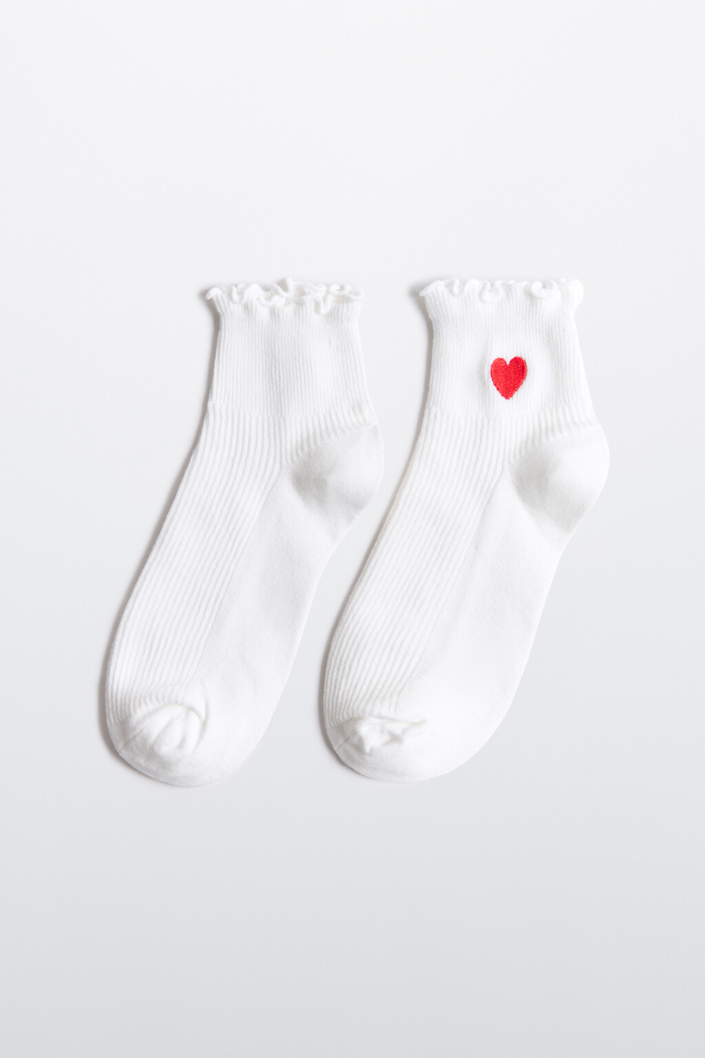 Носки с оборками и вышитым сердечком - цвет белый - 1