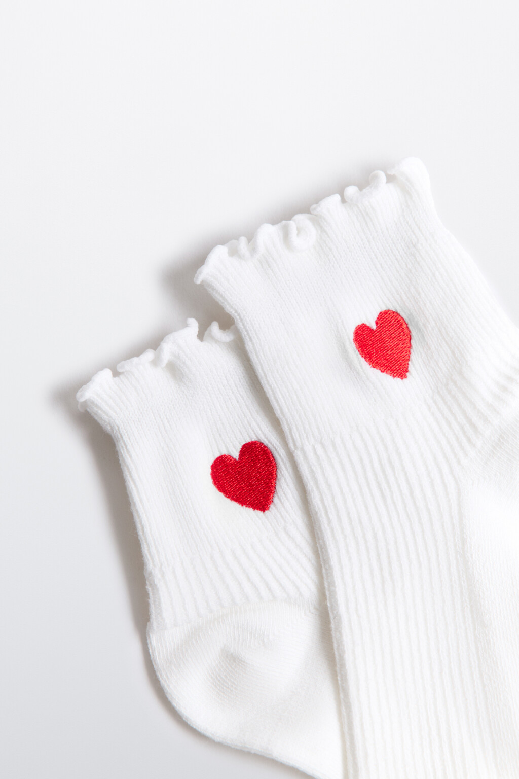 Носки с оборками и вышитым сердечком - цвет белый - 2