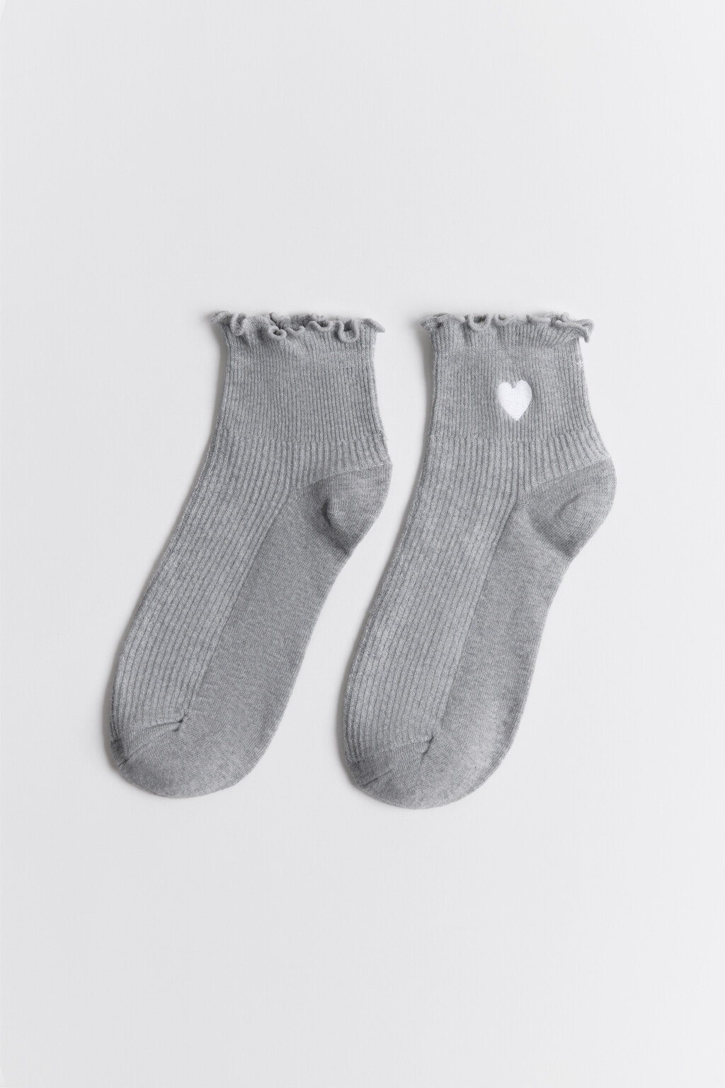 Носки с оборками и вышитым сердечком - цвет серый - 1