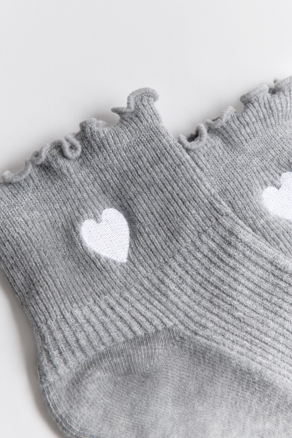 Носки с оборками и вышитым сердечком - цвет серый - 2