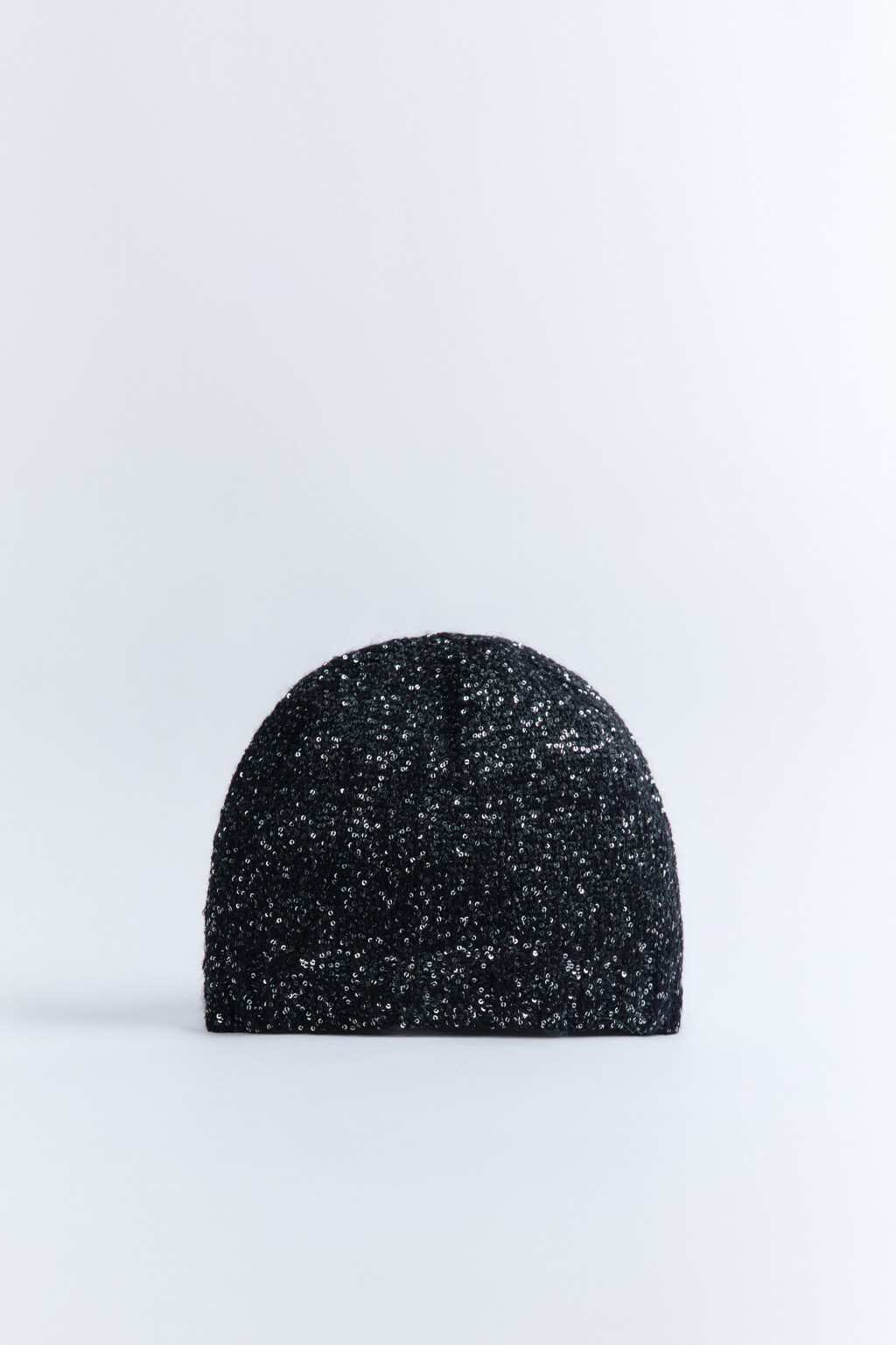 Шапка-бини вязаная с пайетками - цвет черный - 1