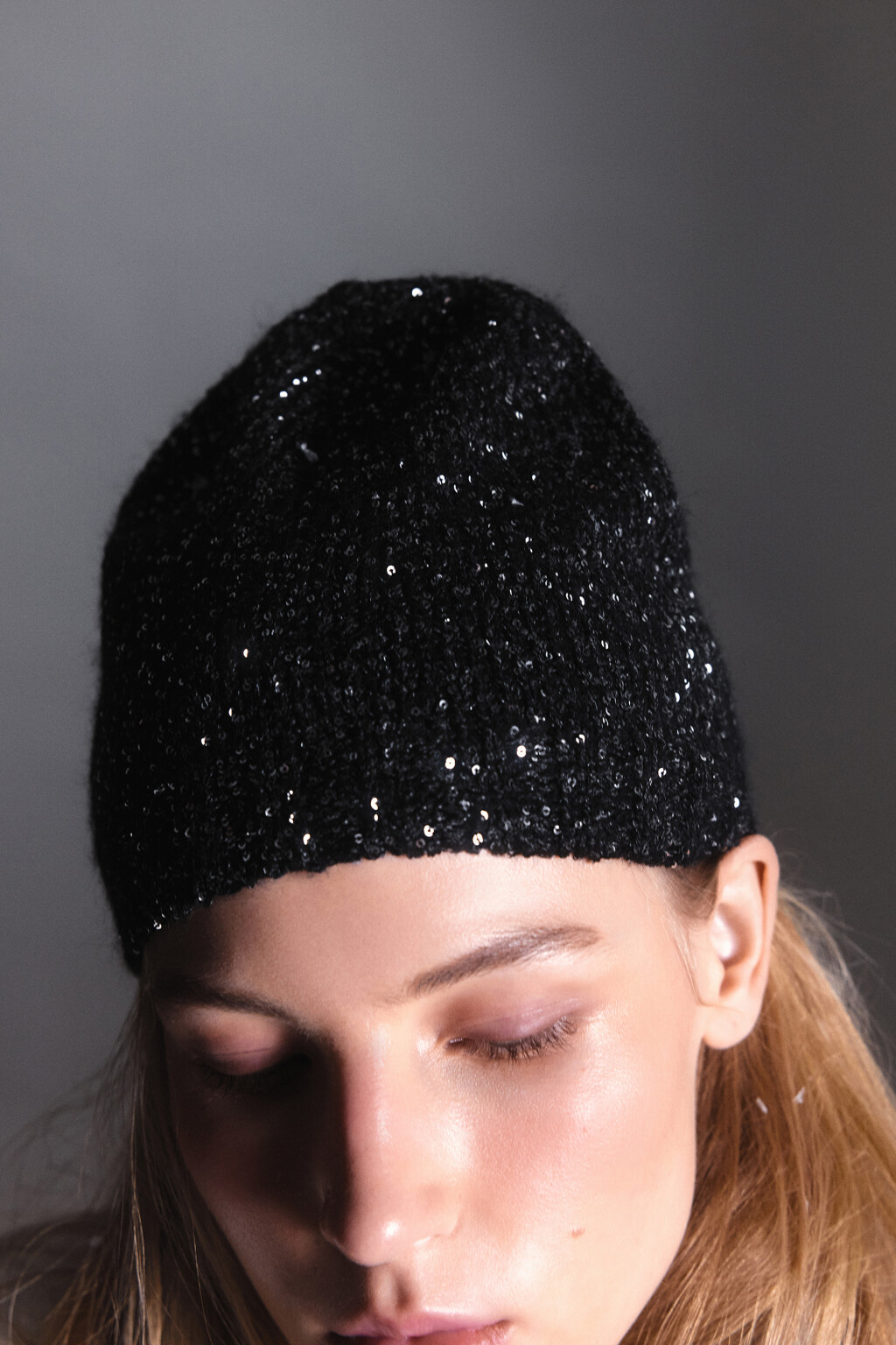 Шапка-бини вязаная с пайетками - цвет черный - 4