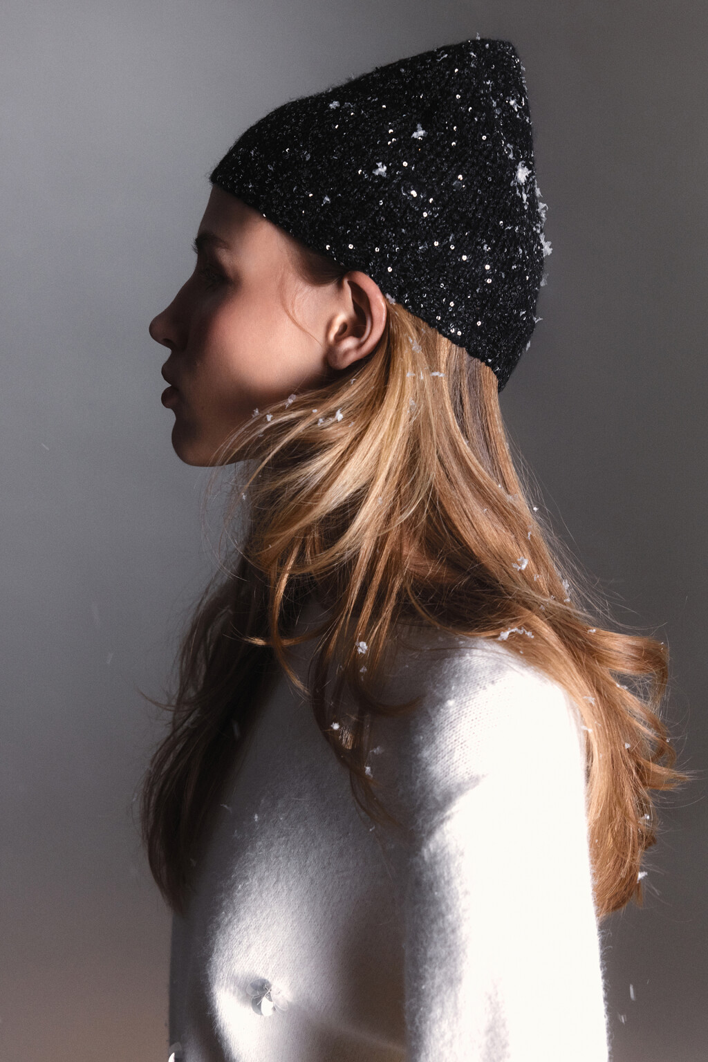 Шапка-бини вязаная с пайетками - цвет черный - 5