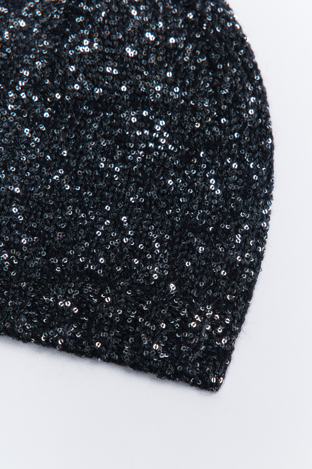 Шапка-бини вязаная с пайетками - цвет черный - 2