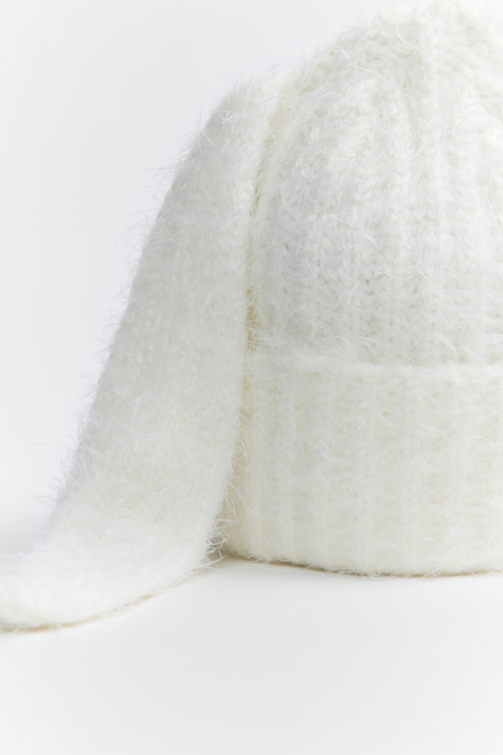 Шапка-бини пушистая с ушками - цвет белый - 3