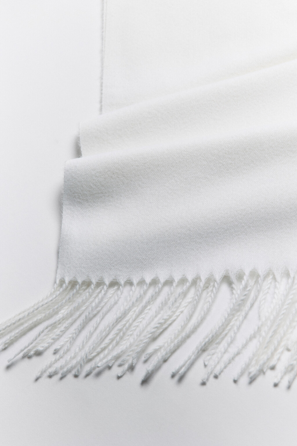 Шарф тонкой вязки с бахромой - цвет белый - 1