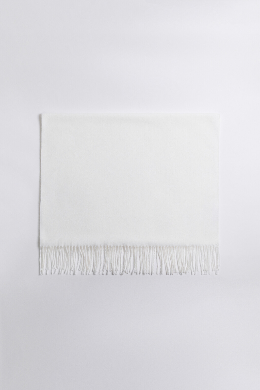Шарф тонкой вязки с бахромой - цвет белый - 2
