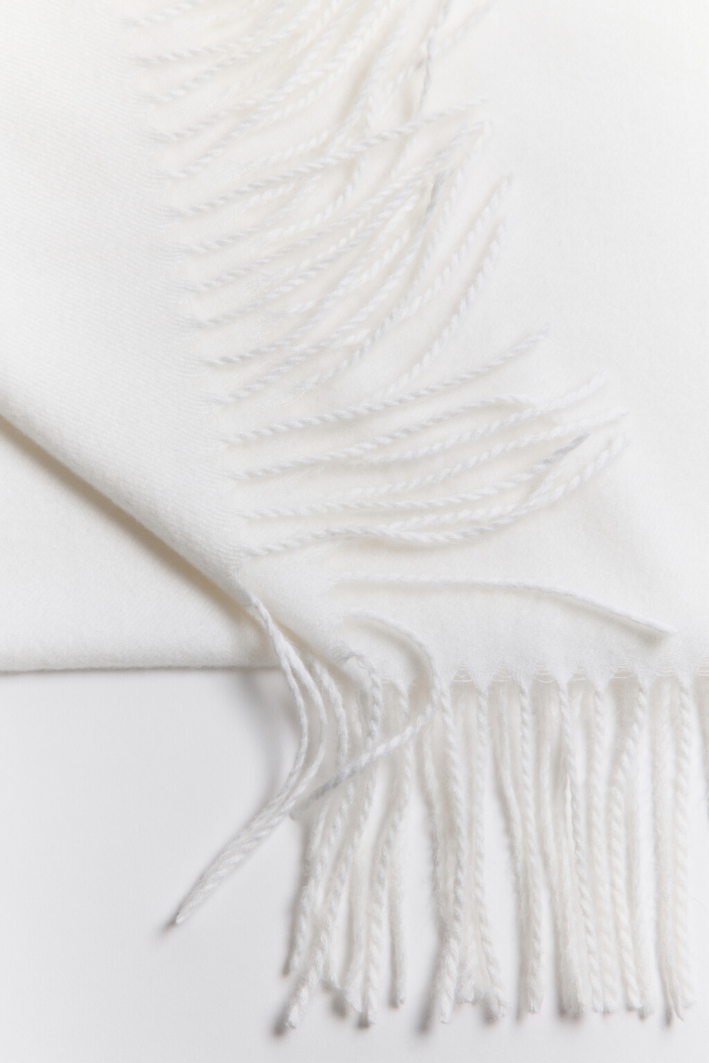 Шарф тонкой вязки с бахромой - цвет белый - 3