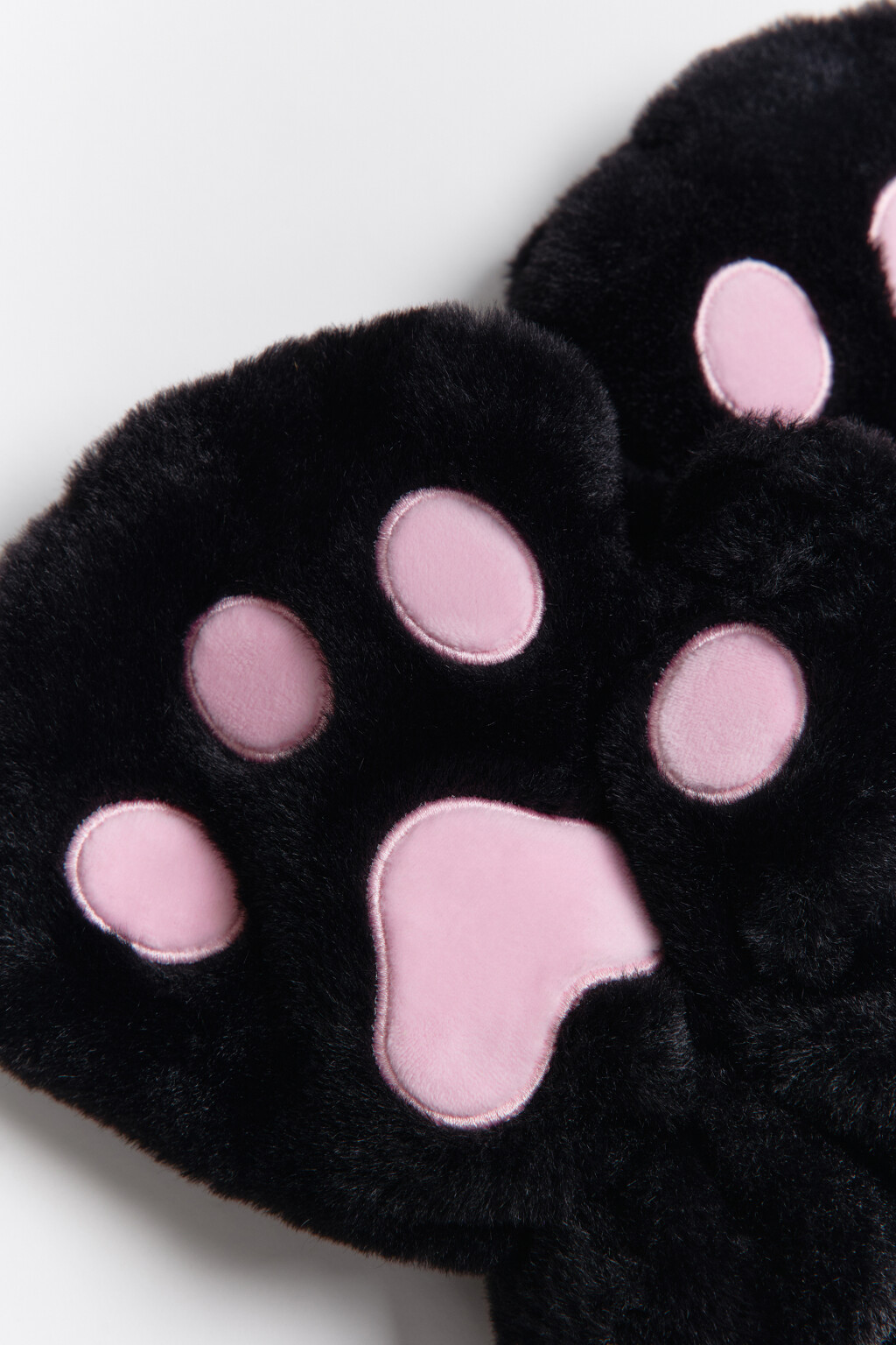 Митенки пушистые в виде кошачьих лапок - цвет черный - 2