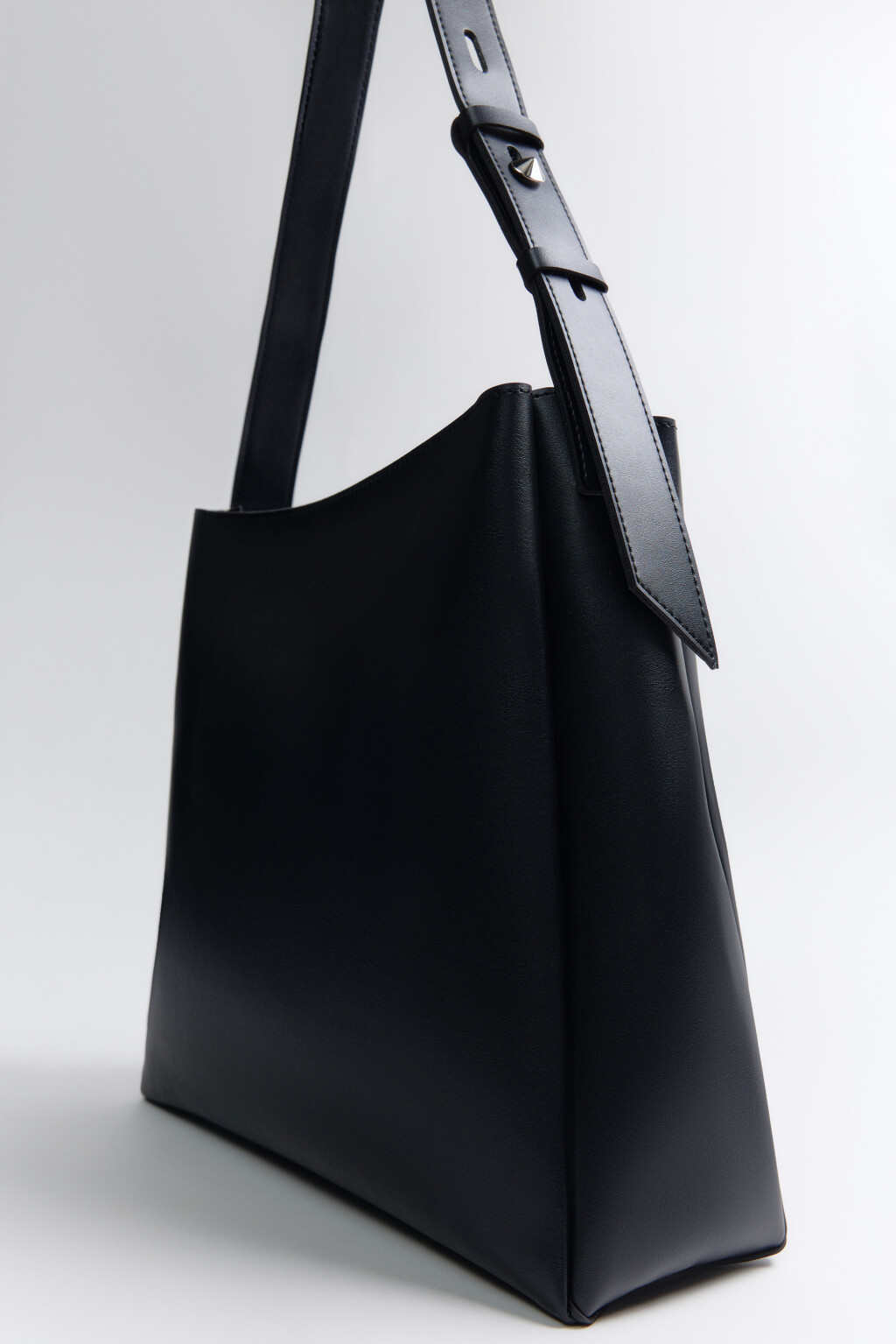 Сумка-тоут с металлическим декором на ремне - цвет черный - 2