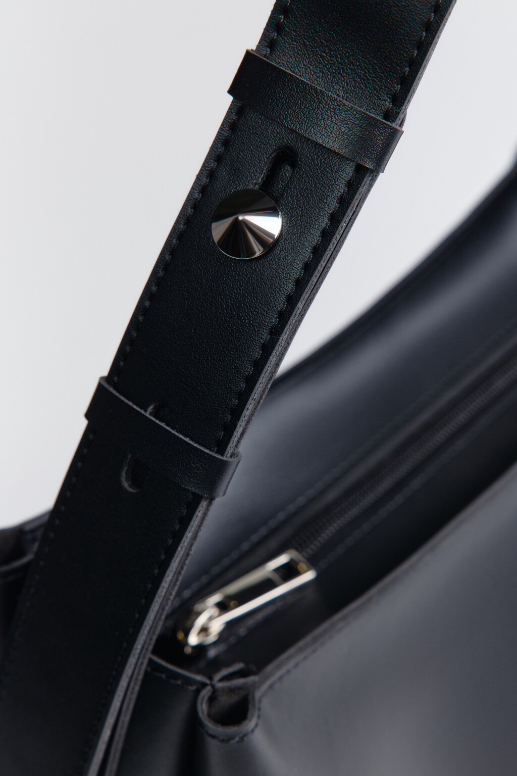 Сумка-тоут с металлическим декором на ремне - цвет черный - 5
