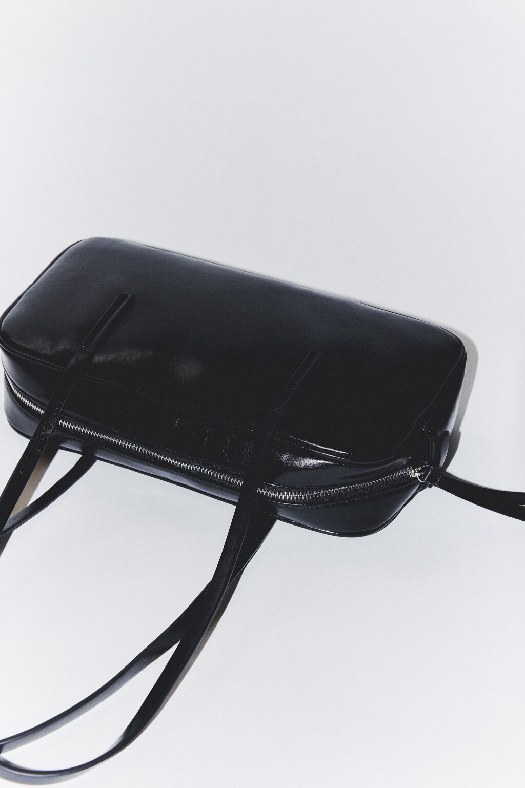 Сумка с тонкими ремешками на плечо - цвет черный - 2