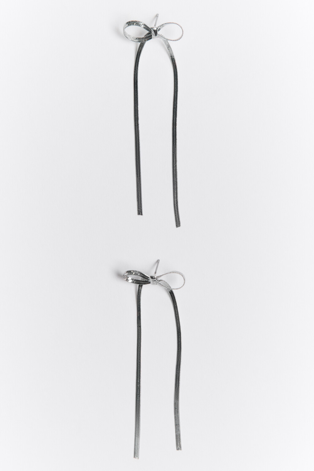 Серьги-гвоздики серебристые в виде бантов - цвет серый - 1