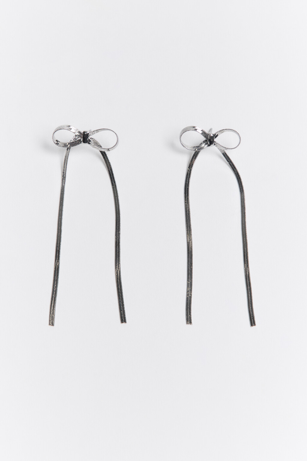 Серьги-гвоздики серебристые в виде бантов - цвет серый - 2