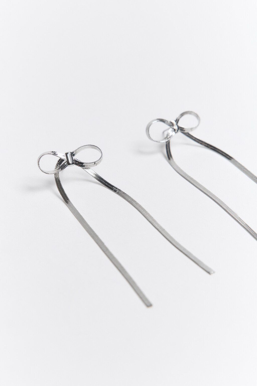 Серьги-гвоздики серебристые в виде бантов - цвет серый - 3