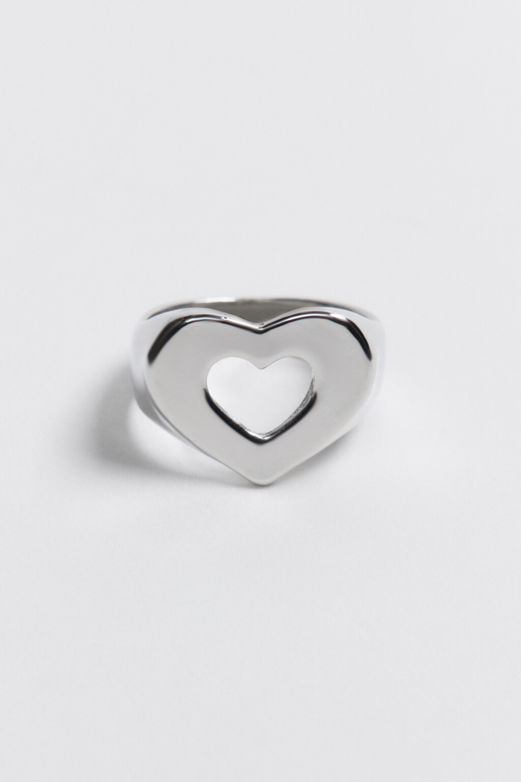 Кольцо гладкое серебристое с сердечком - цвет серый - 1