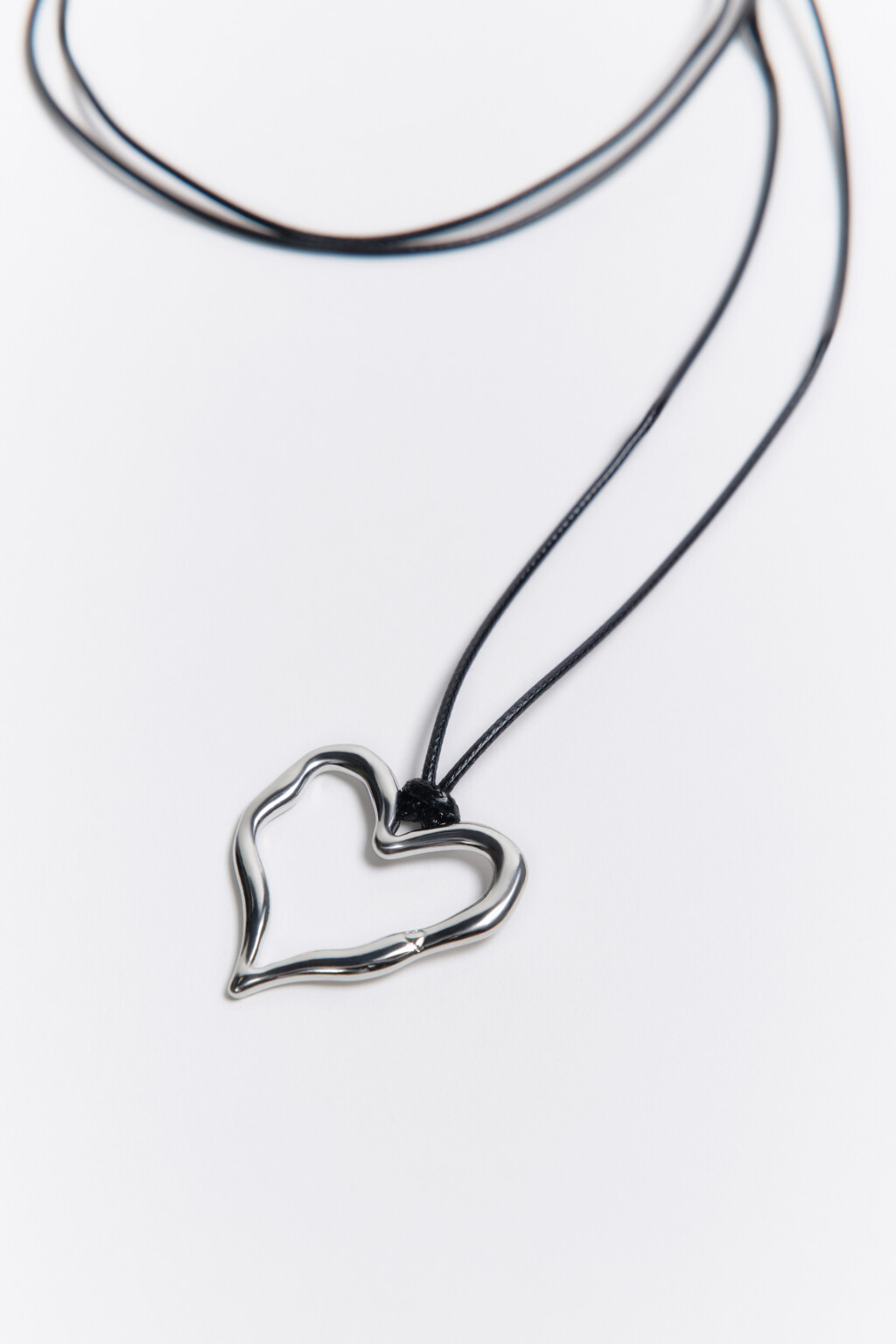 Колье-шнурок с подвеской-сердцем - цвет серый - 2