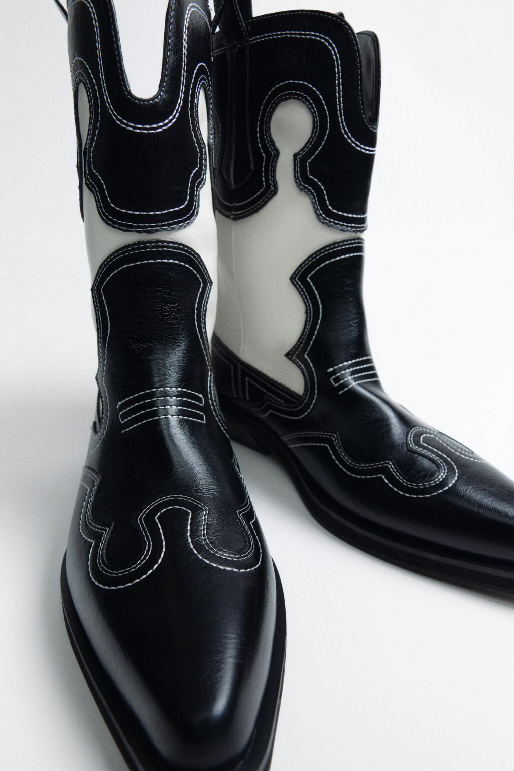 Полусапоги-казаки с вышитым узором - цвет черный - 3