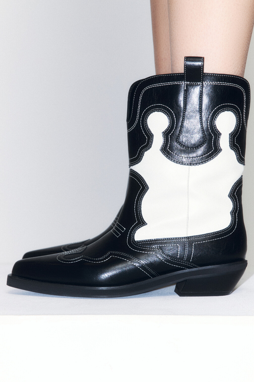 Полусапоги-казаки с вышитым узором - цвет черный - 8