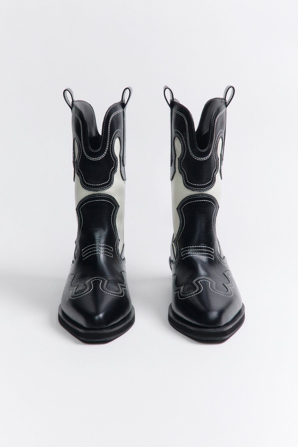 Полусапоги-казаки с вышитым узором - цвет черный - 4