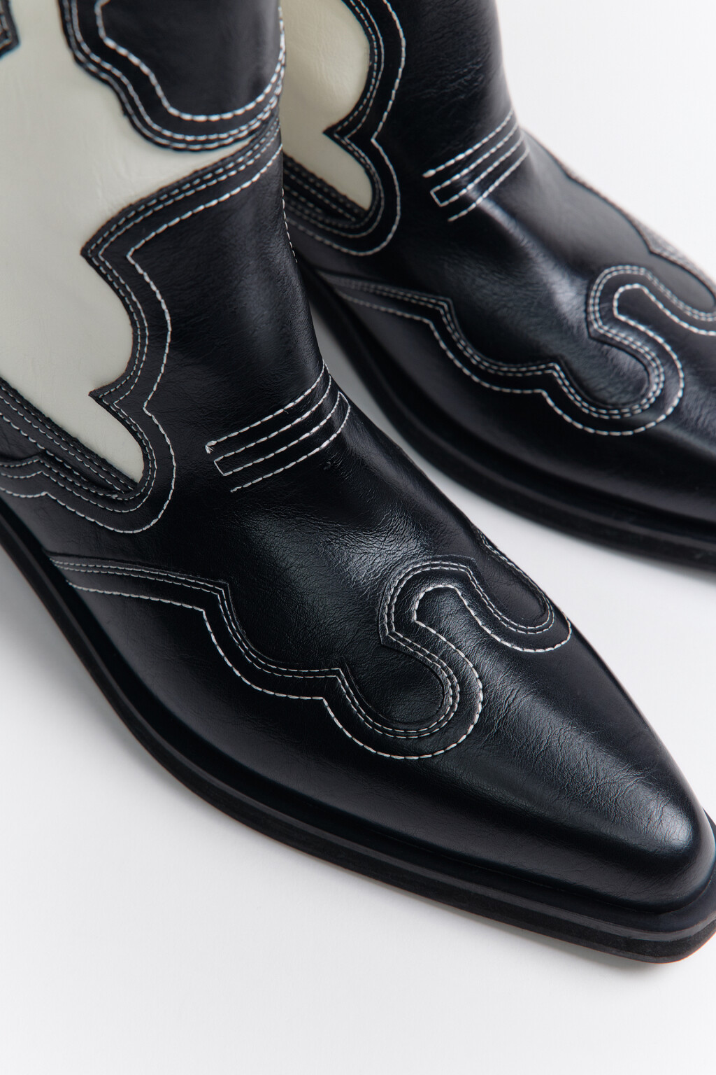 Полусапоги-казаки с вышитым узором - цвет черный - 6