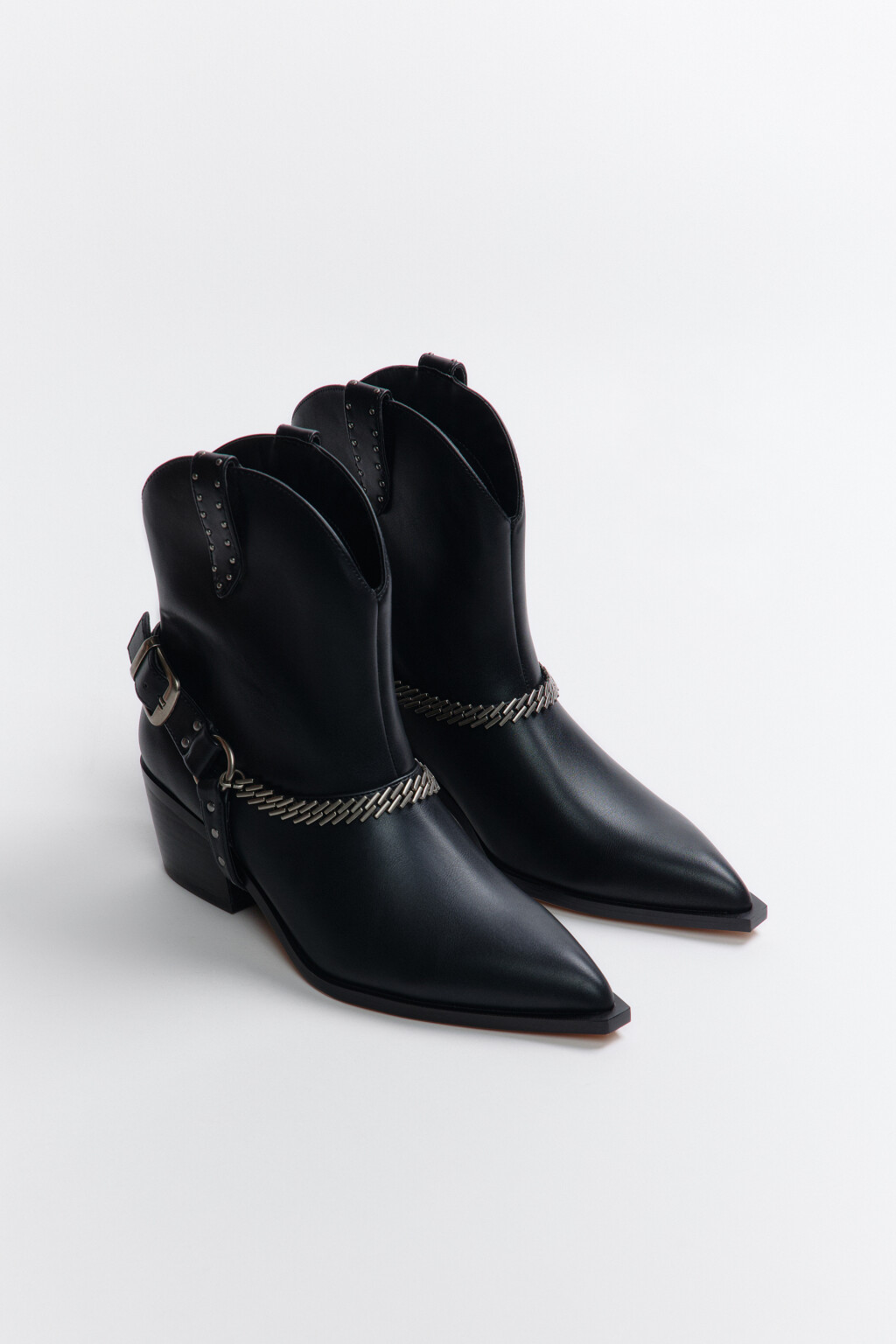 Ботинки-казаки с декоративной цепочкой - цвет черный - 4