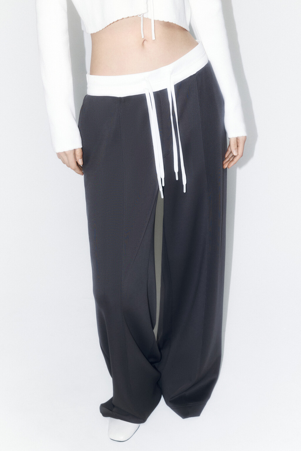 Брюки широкие трикотажные с контрастным поясом - цвет серый - 1