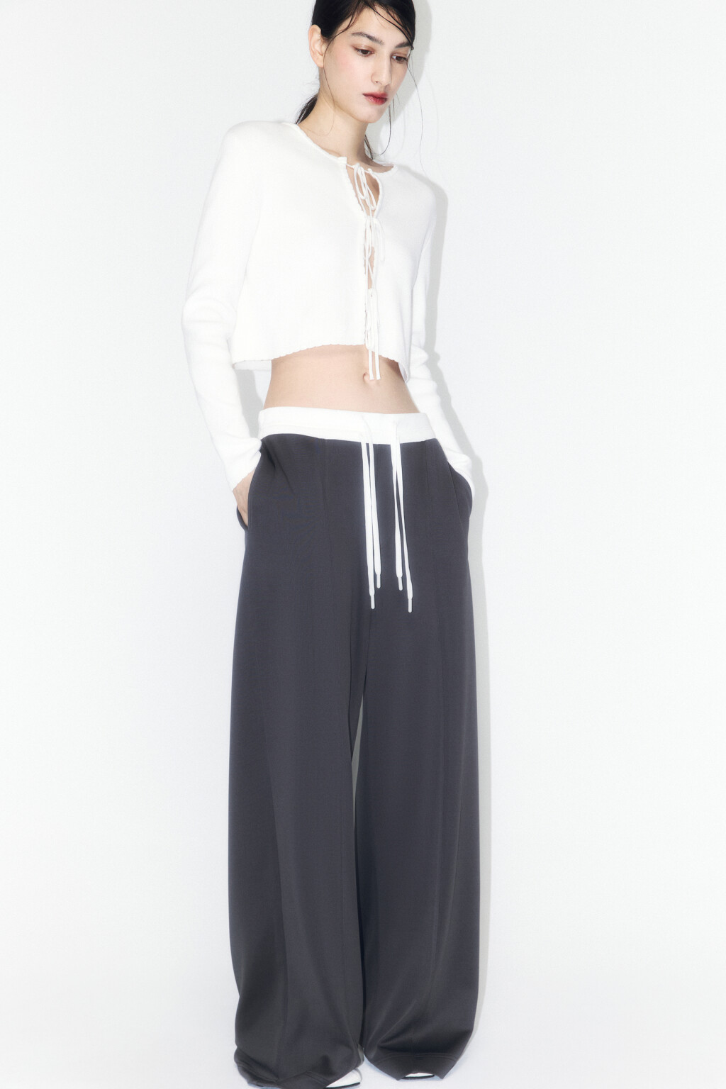 Брюки широкие трикотажные с контрастным поясом - цвет серый - 2