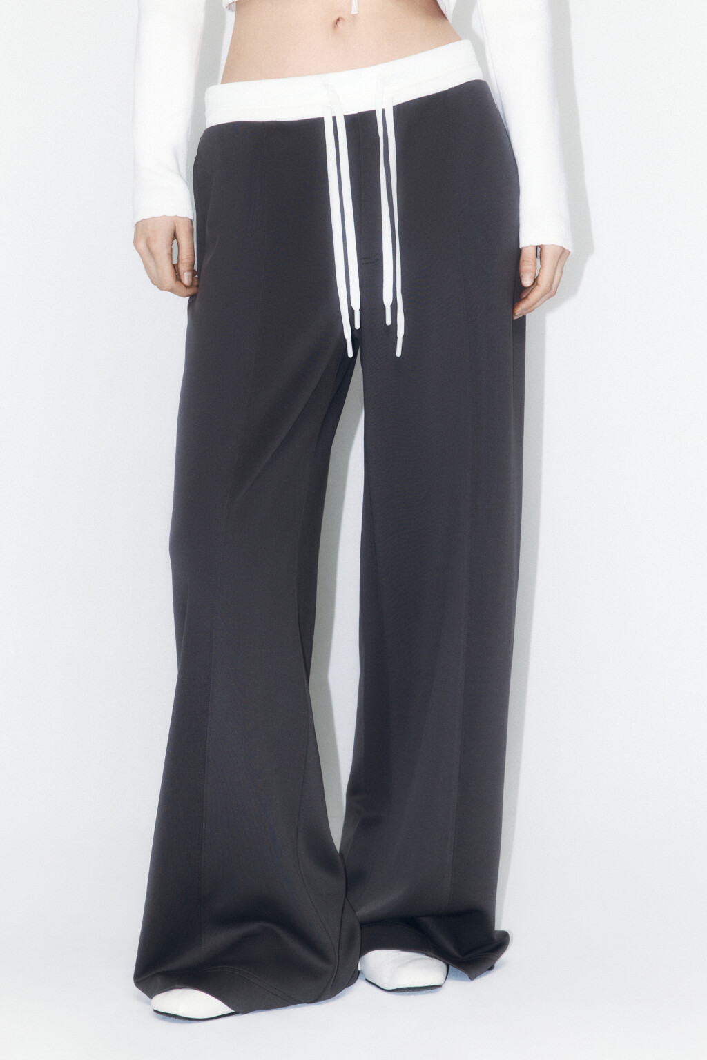 Брюки широкие трикотажные с контрастным поясом - цвет серый - 3