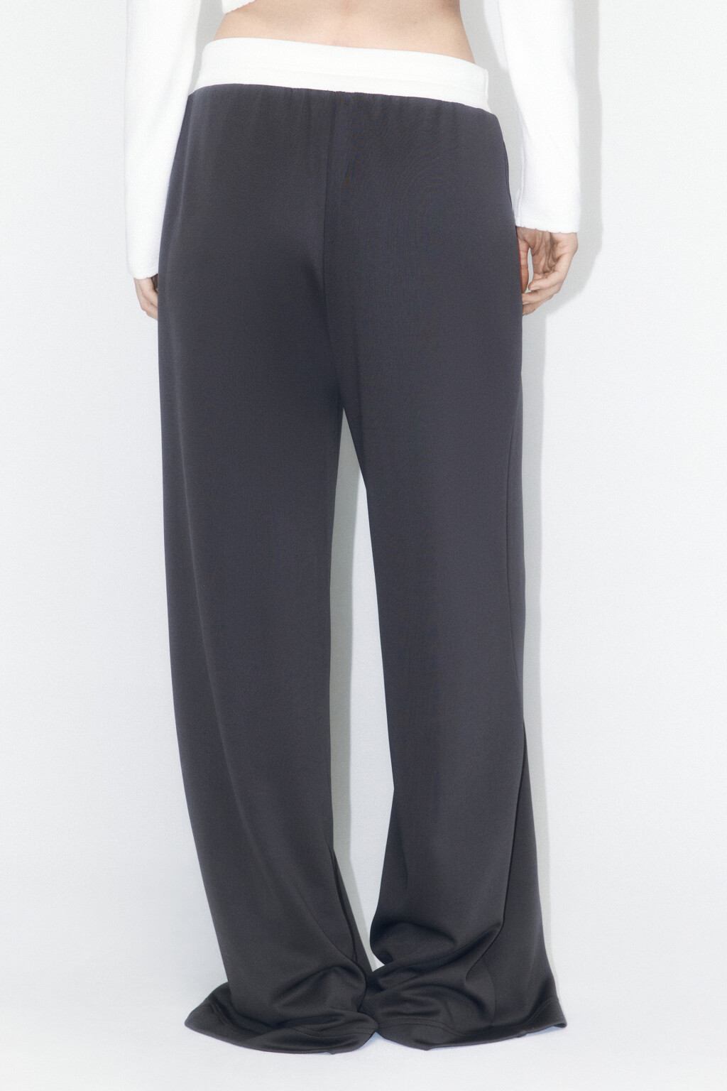 Брюки широкие трикотажные с контрастным поясом - цвет серый - 4