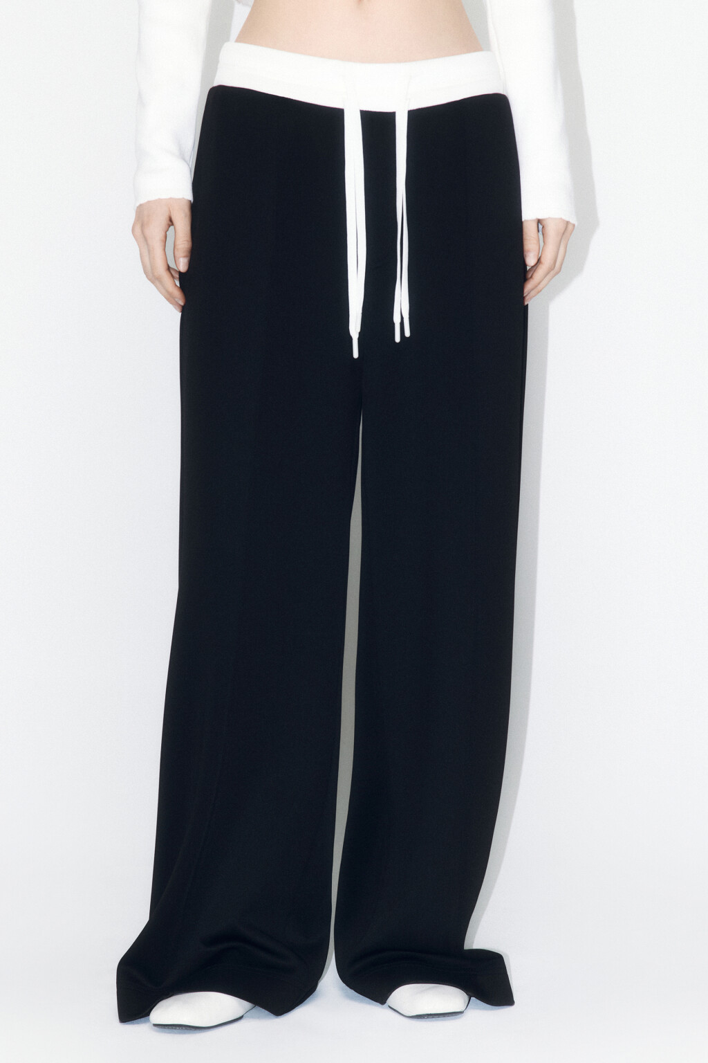 Брюки широкие трикотажные с контрастным поясом - цвет черный - 2