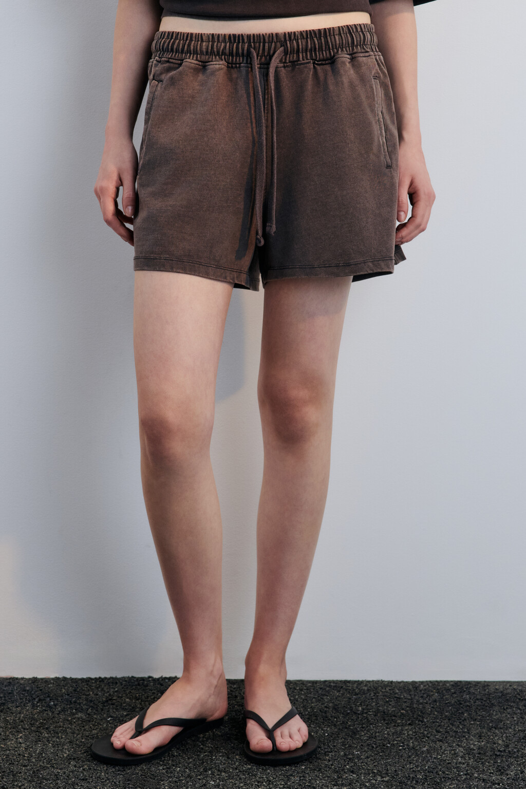 Шорты трикотажные с вареным эффектом - цвет коричневый - 2