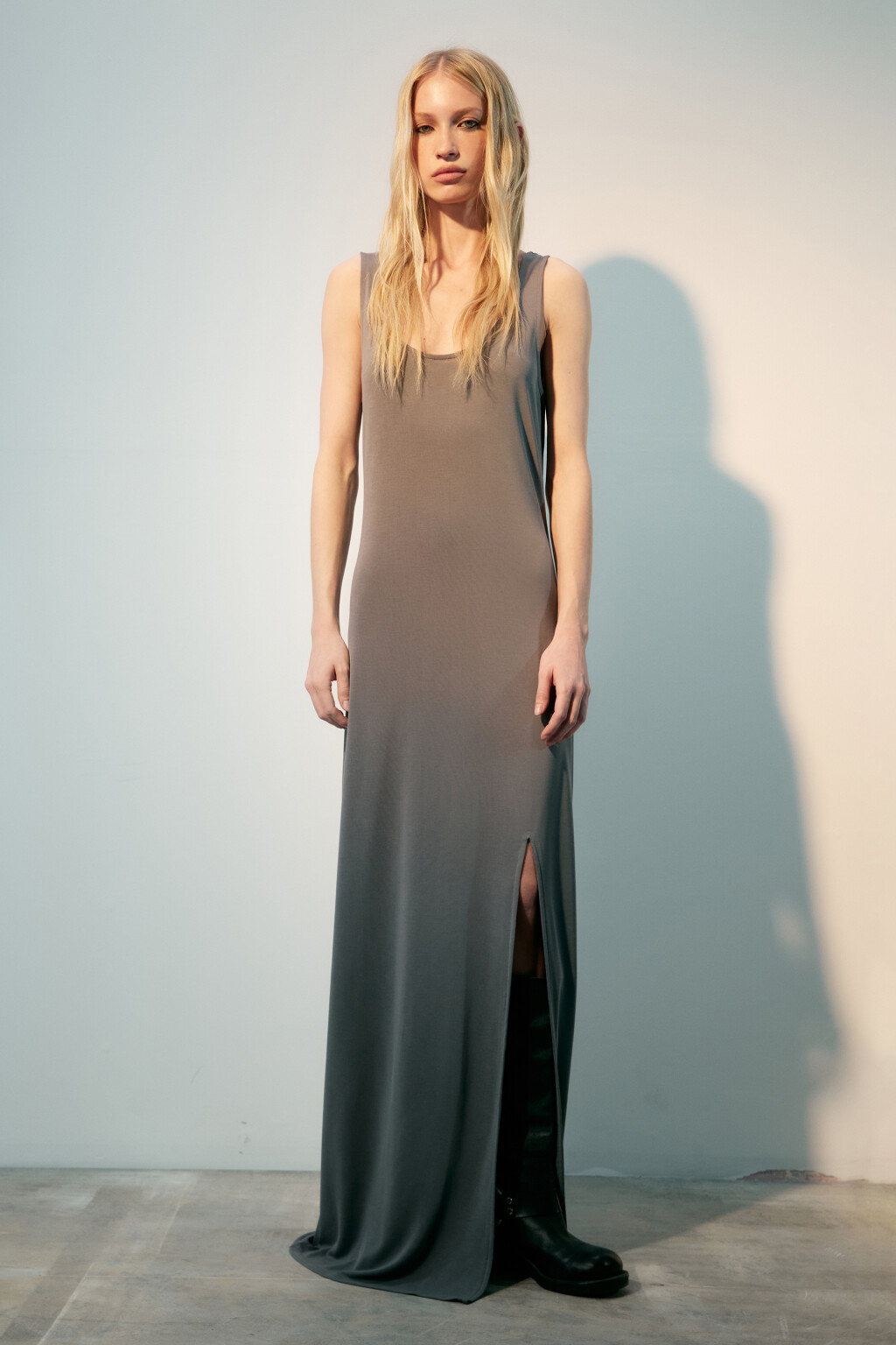 Платье-майка макси из тонкого трикотажа - цвет серый - 2