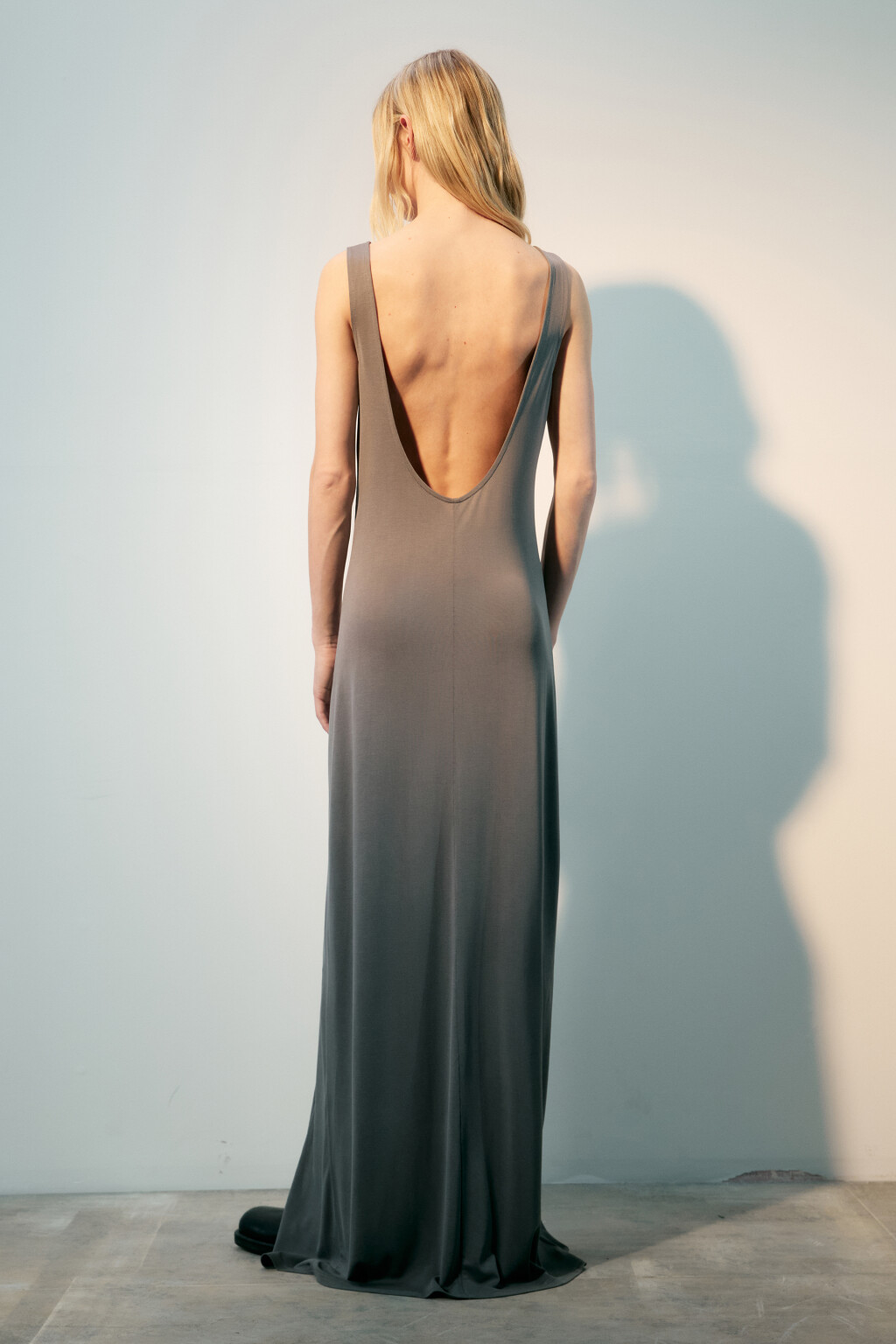 Платье-майка макси из тонкого трикотажа - цвет серый - 3