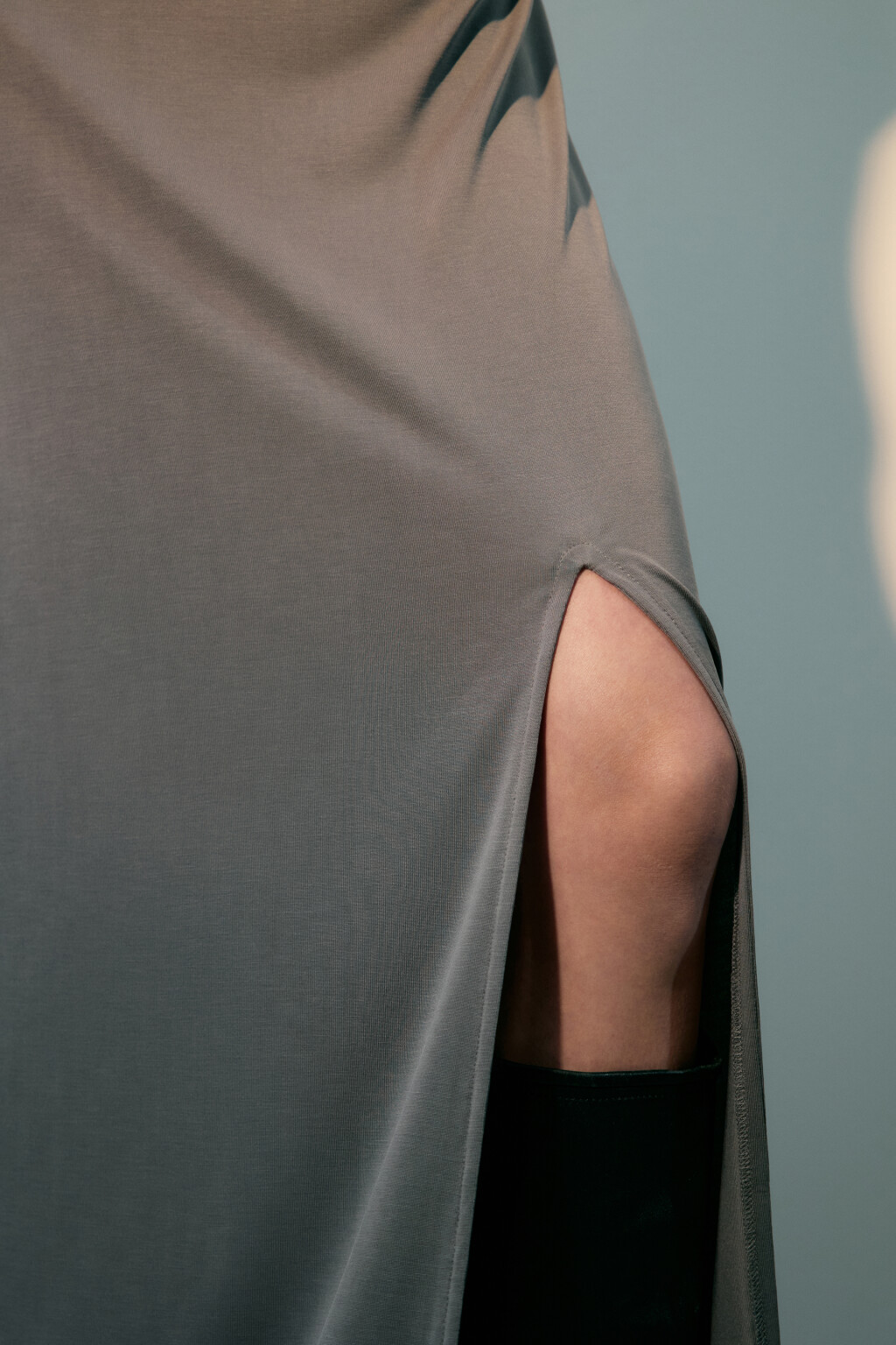 Платье-майка макси из тонкого трикотажа - цвет серый - 4