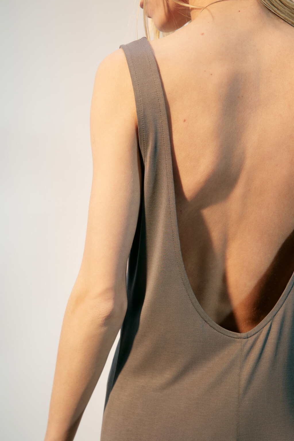 Платье-майка макси из тонкого трикотажа - цвет серый - 6