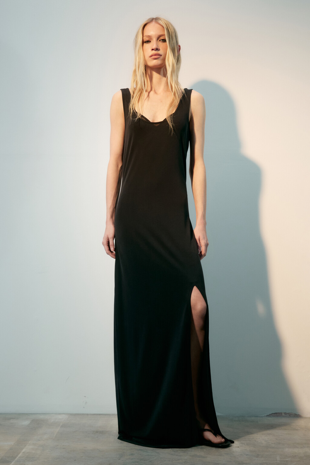 Платье-майка макси из тонкого трикотажа - цвет черный - 3