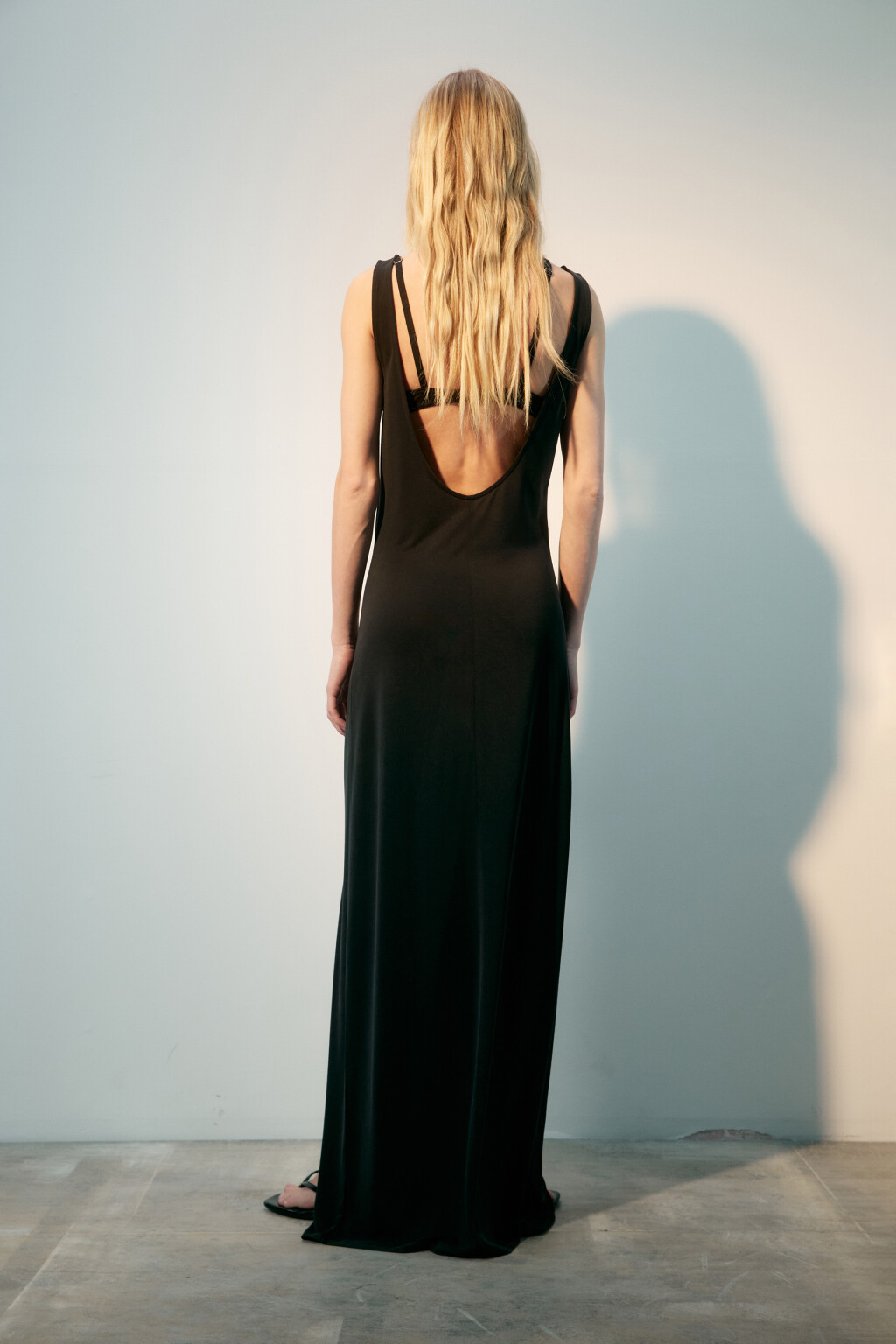 Платье-майка макси из тонкого трикотажа - цвет черный - 4