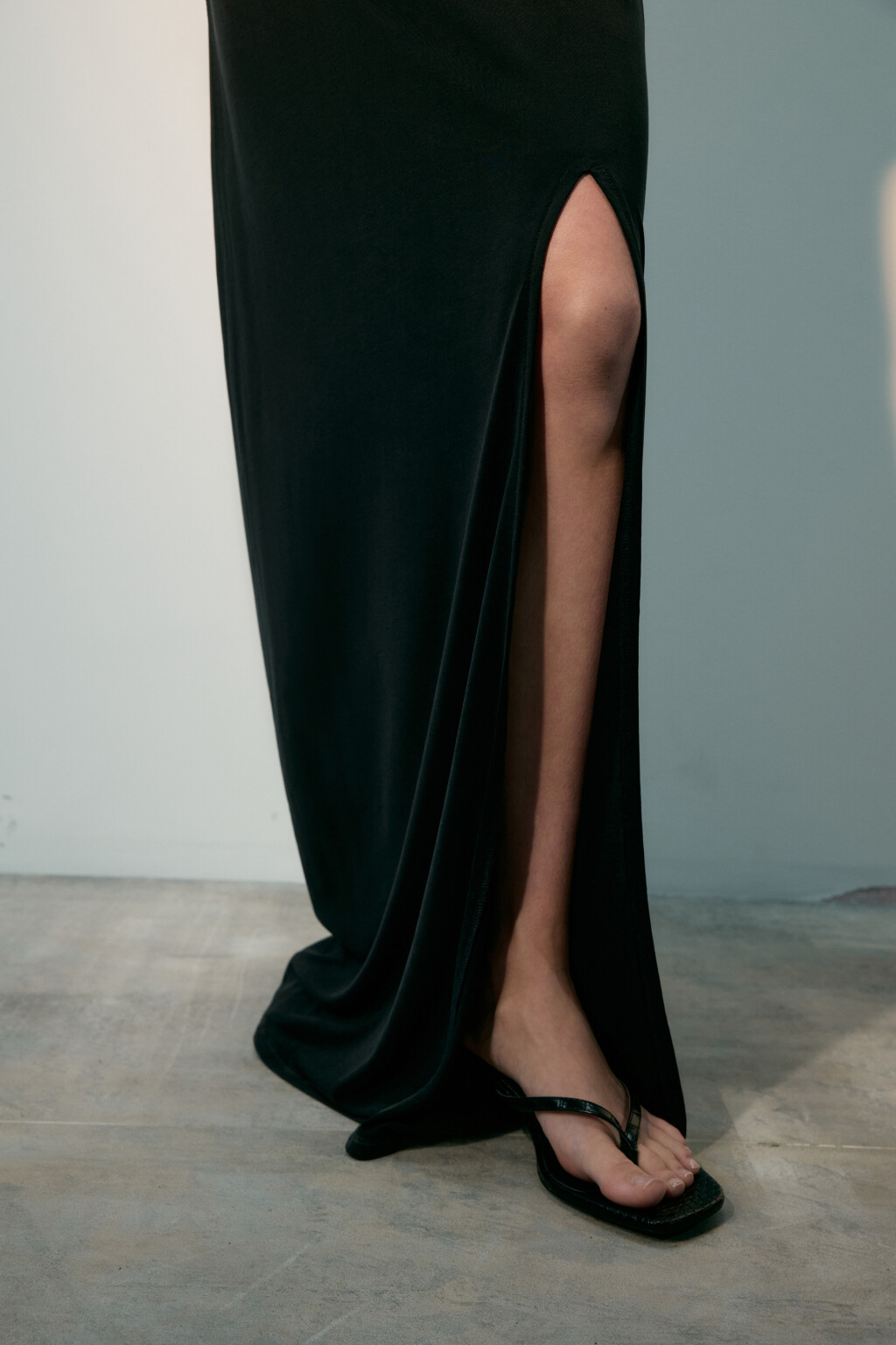 Платье-майка макси из тонкого трикотажа - цвет черный - 6