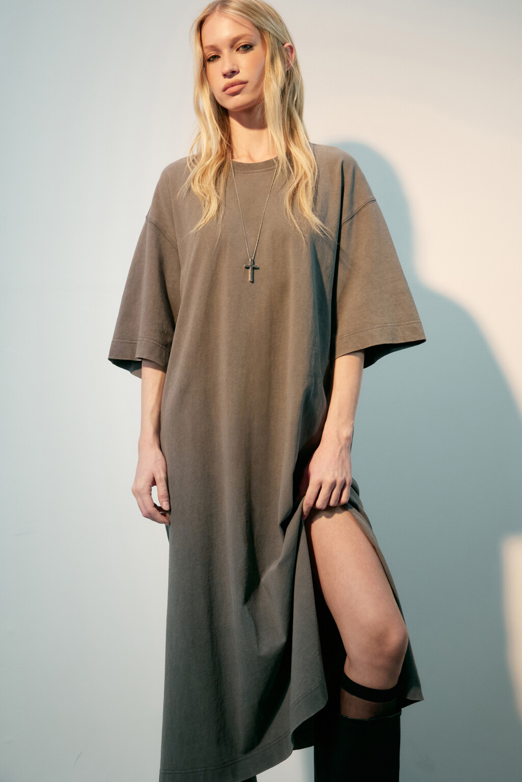 Платье-футболка oversize с вареным эффектом - цвет серый - 1