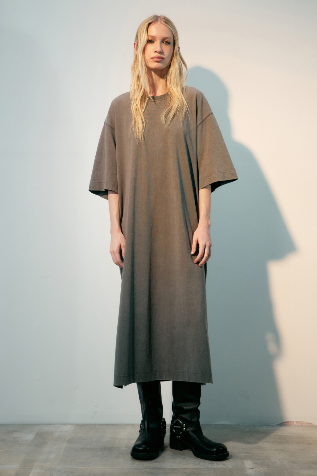 Платье-футболка oversize с вареным эффектом - цвет серый - 2