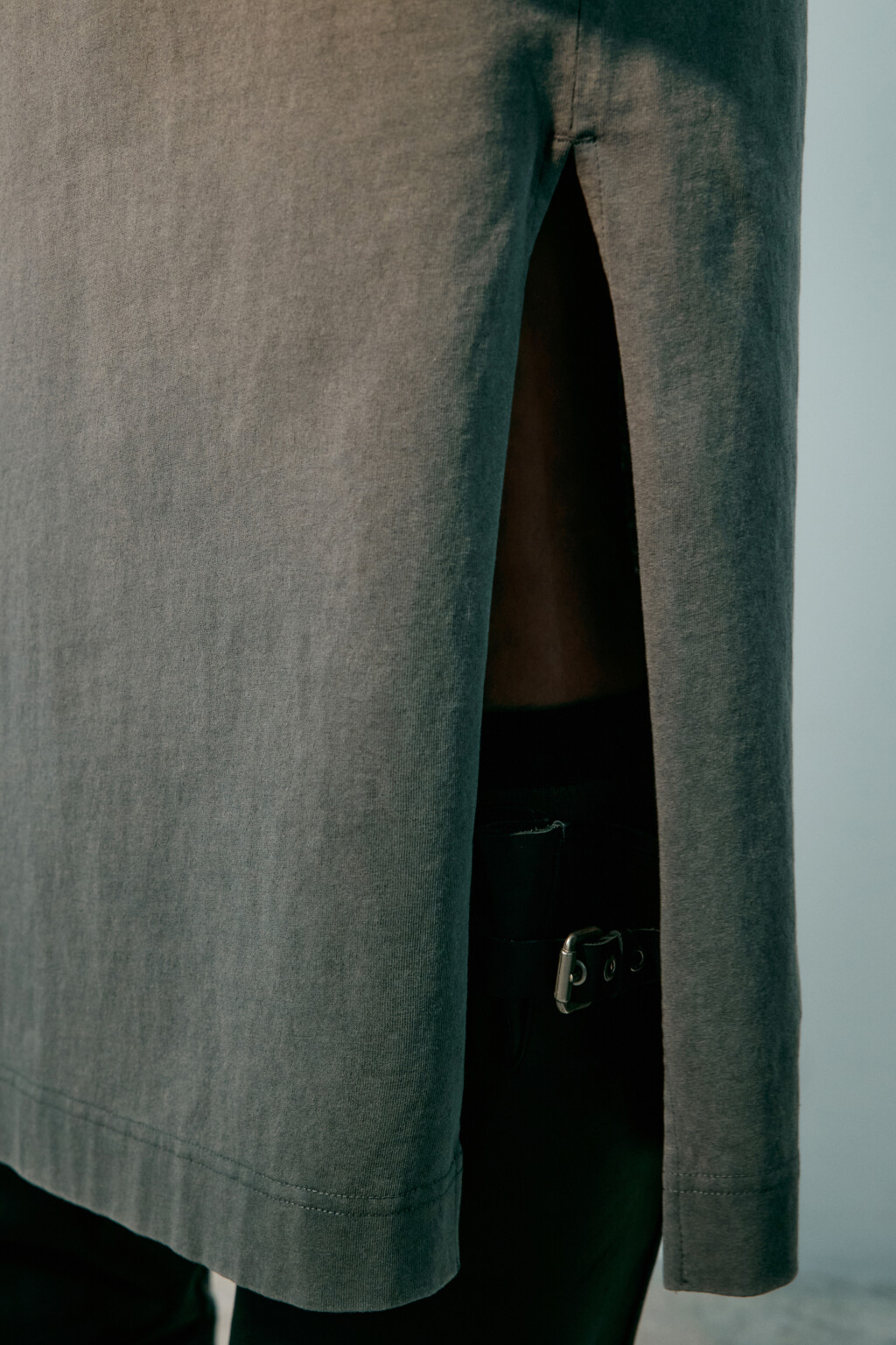 Платье-футболка oversize с вареным эффектом - цвет серый - 4