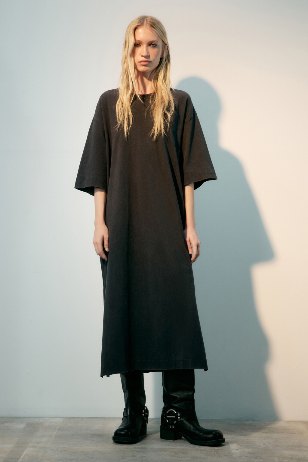 Платье-футболка oversize с вареным эффектом - цвет серый - 2