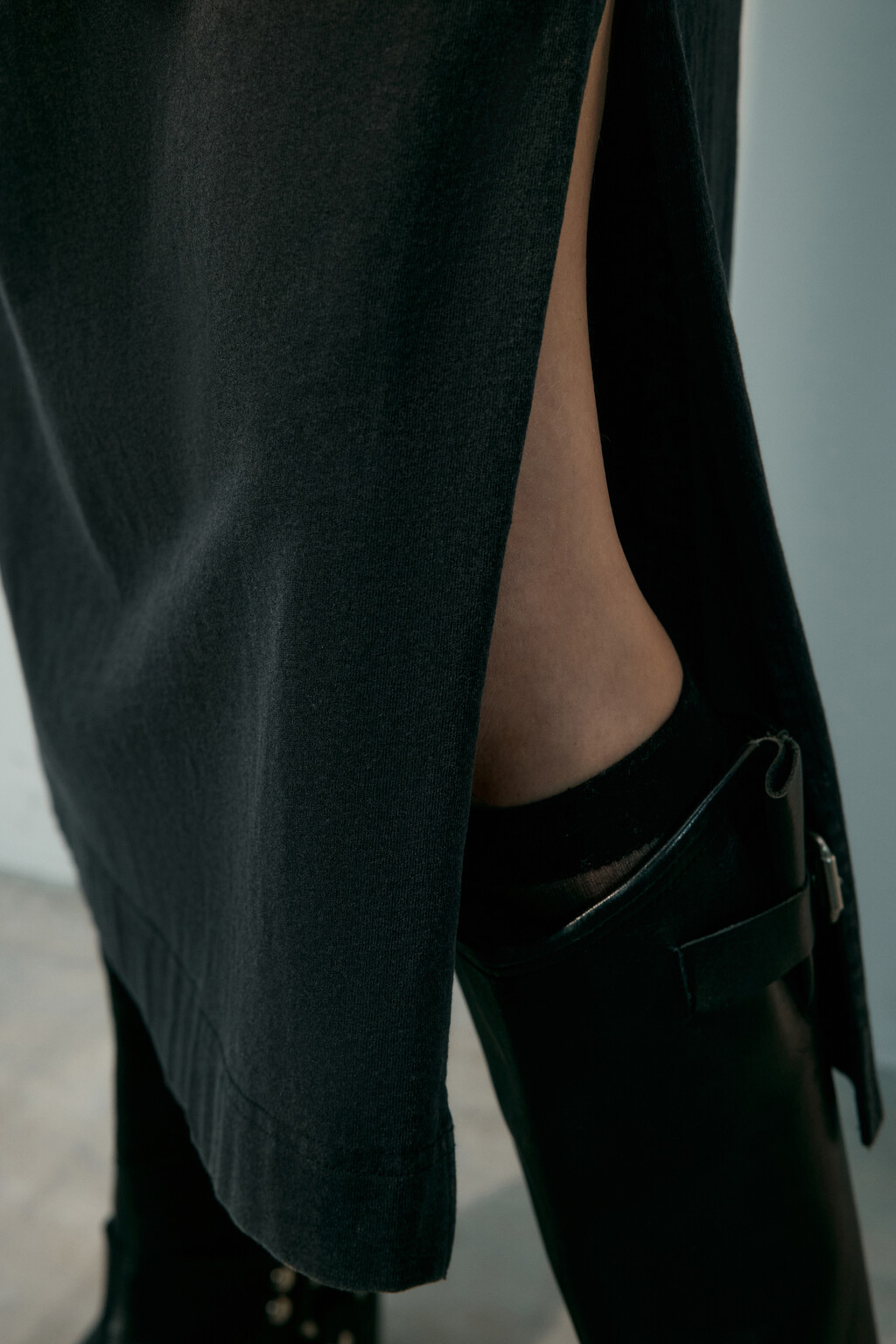 Платье-футболка oversize с вареным эффектом - цвет серый - 4