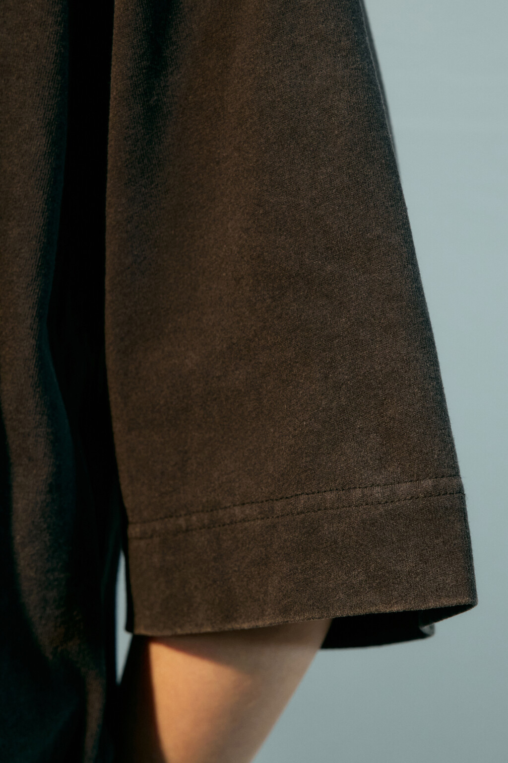 Платье-футболка oversize с вареным эффектом - цвет серый - 5