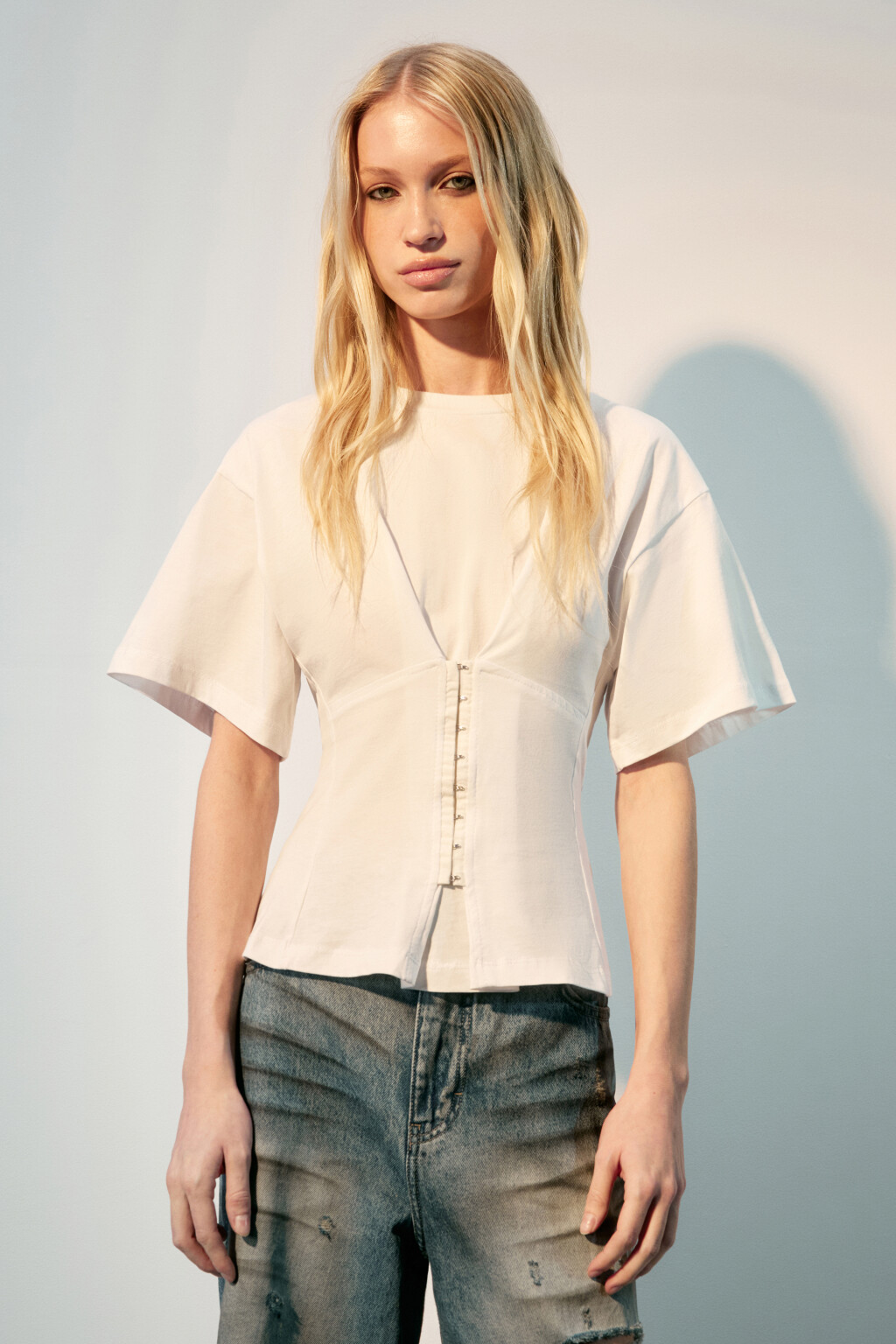 Футболка приталенная с корсетом на крючках - цвет белый - 2