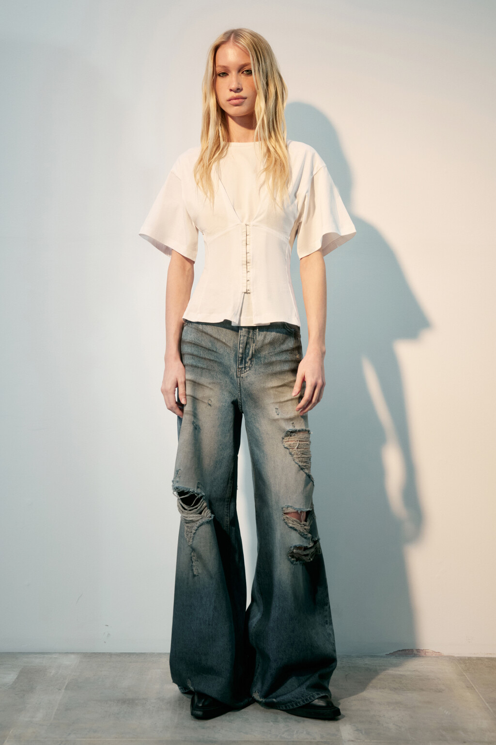 Футболка приталенная с корсетом на крючках - цвет белый - 4