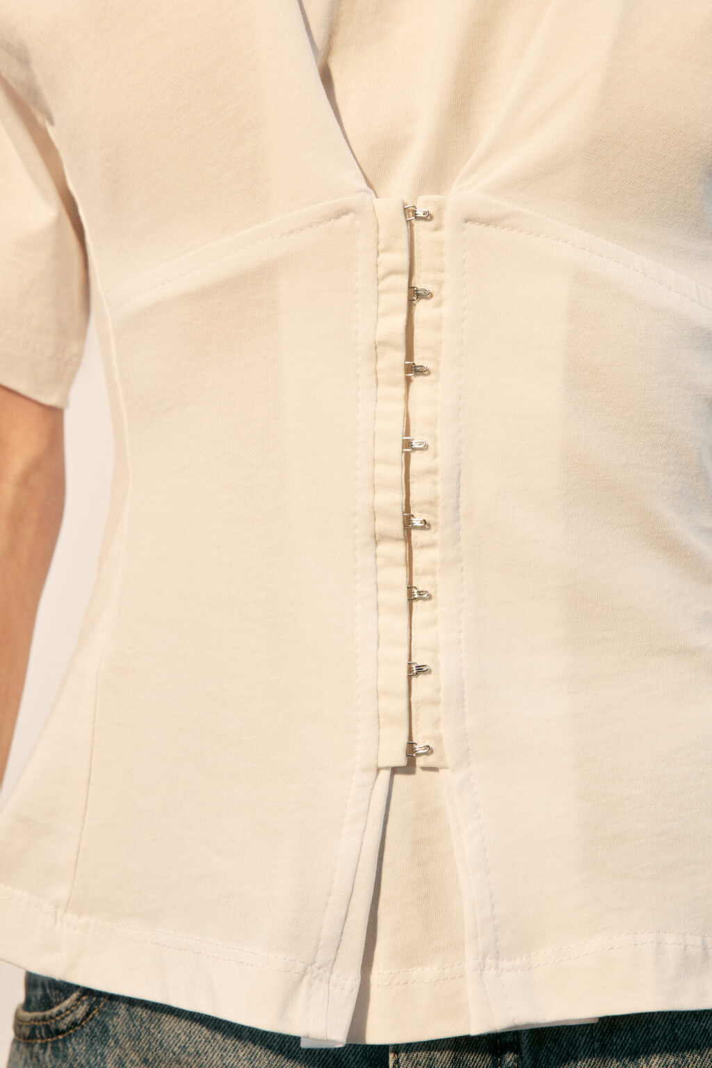 Футболка приталенная с корсетом на крючках - цвет белый - 5